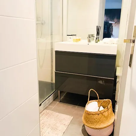 Apartment En Plein Centre-ville, A Proximite De Toutes Les Commodites Et A Seulement 500m De La