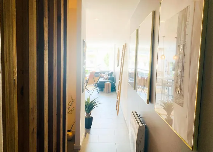 En Plein Centre-ville, à Proximité De Toutes Les Commodités Et à Seulement 500m De La Appartement