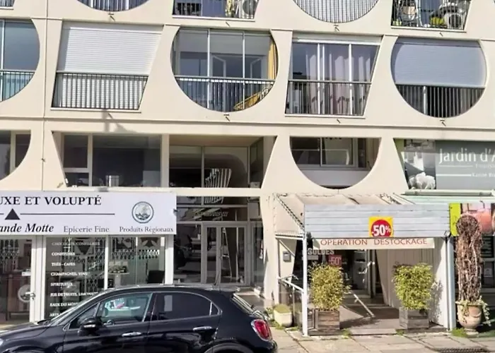 En Plein Centre-ville, A Proximite De Toutes Les Commodites Et A Seulement 500m De La 公寓 *